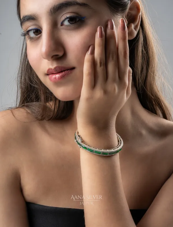 Saundarya_Royal_Emerald_Kundan_Bangle_Kada