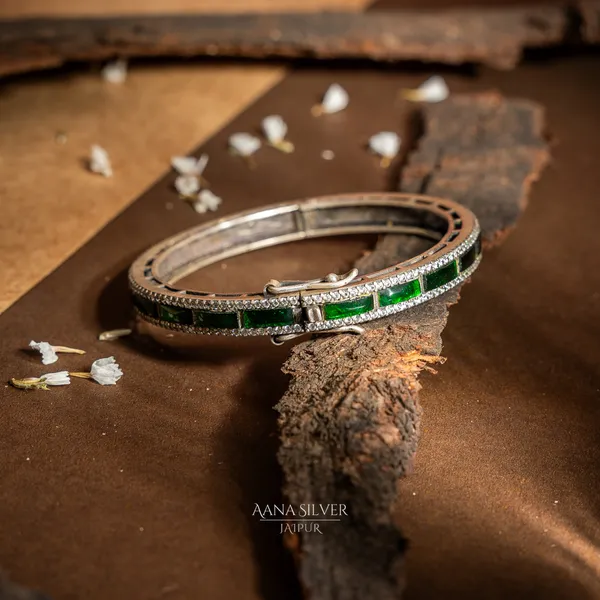 Saundarya_Royal_Emerald_Kundan_Bangle_Kada