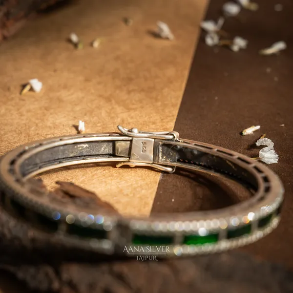 Saundarya_Royal_Emerald_Kundan_Bangle_Kada