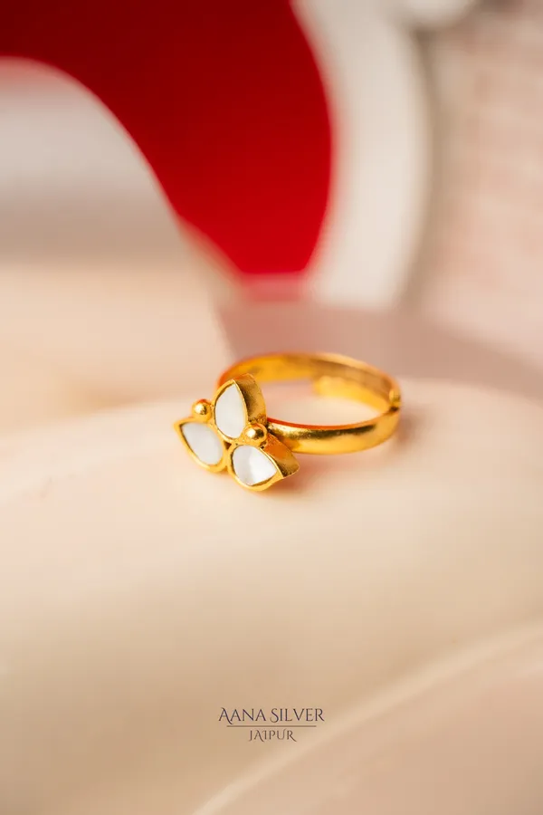 Swarna_Minimalistic_Mother_Of_Pearls_Kundan_Ring