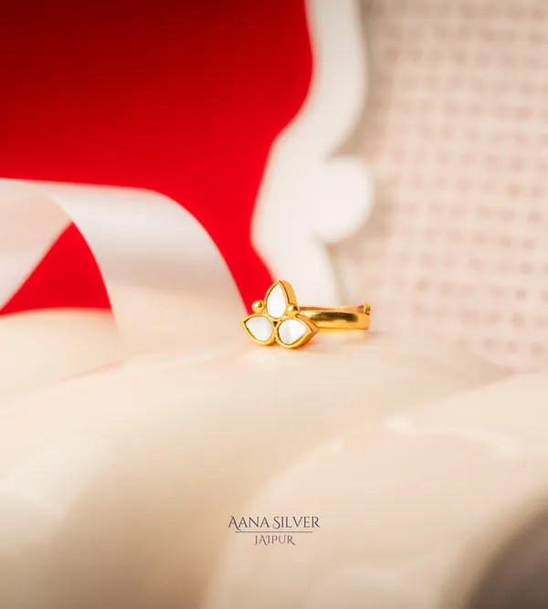 Swarna_Minimalistic_Mother_Of_Pearls_Kundan_Ring