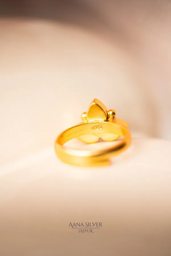 Swarna_Minimalistic_Mother_Of_Pearls_Kundan_Ring