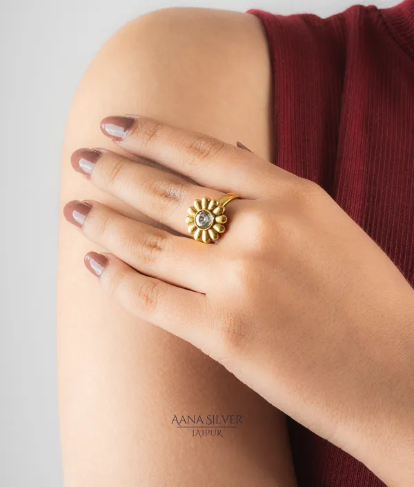 Swarna_Quartz_Intricate_Kundan_Ring