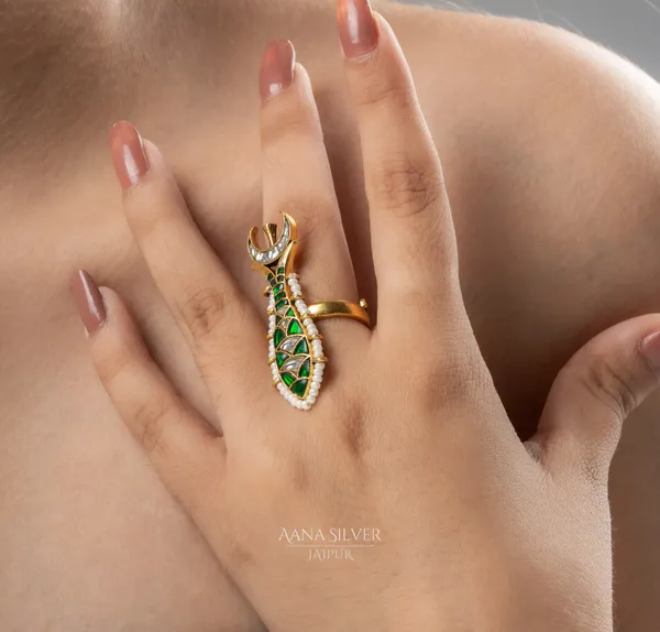 Swarna_Emerald_Fish_Kundan_Ring