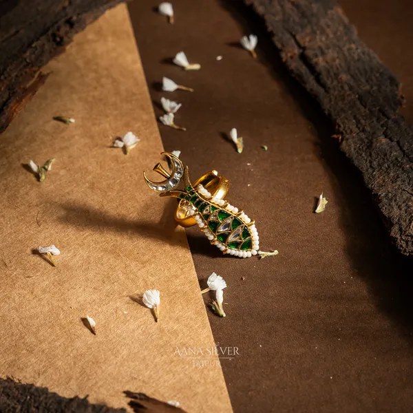 Swarna_Emerald_Fish_Kundan_Ring