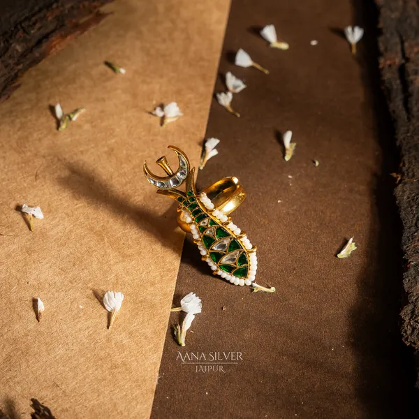 Swarna_Emerald_Fish_Kundan_Ring