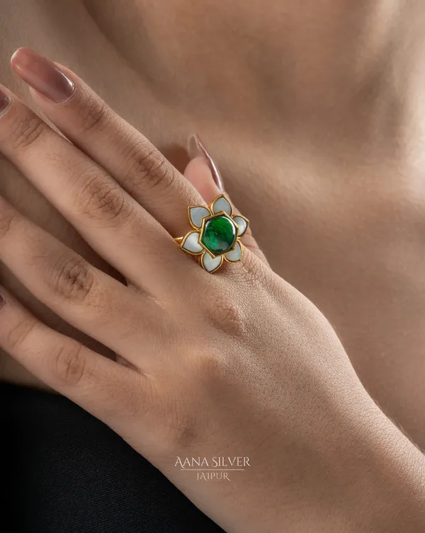 Swarna_Emerald_Mother_Of_Pearls_Kundan_Ring