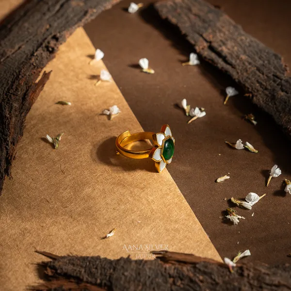 Swarna_Emerald_Mother_Of_Pearls_Kundan_Ring