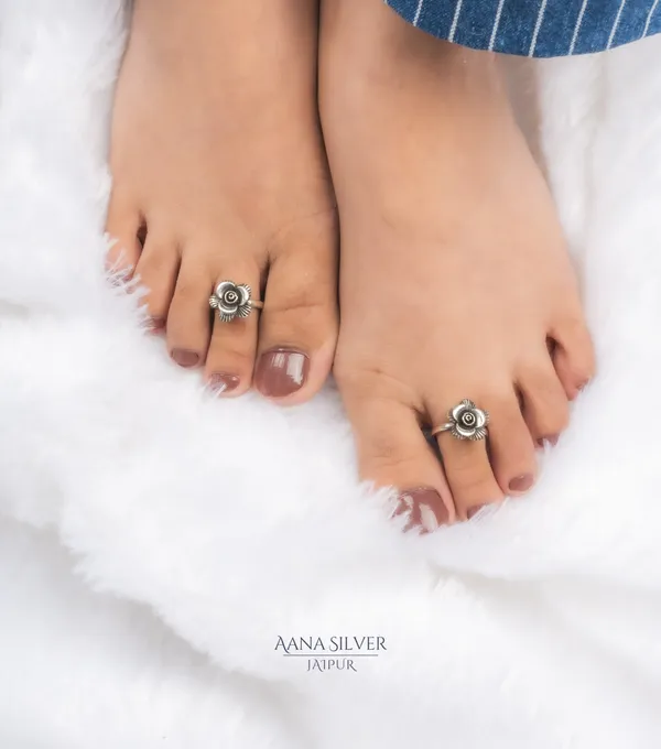 Aana_Statement_Layered_Flower_Toe_Rings