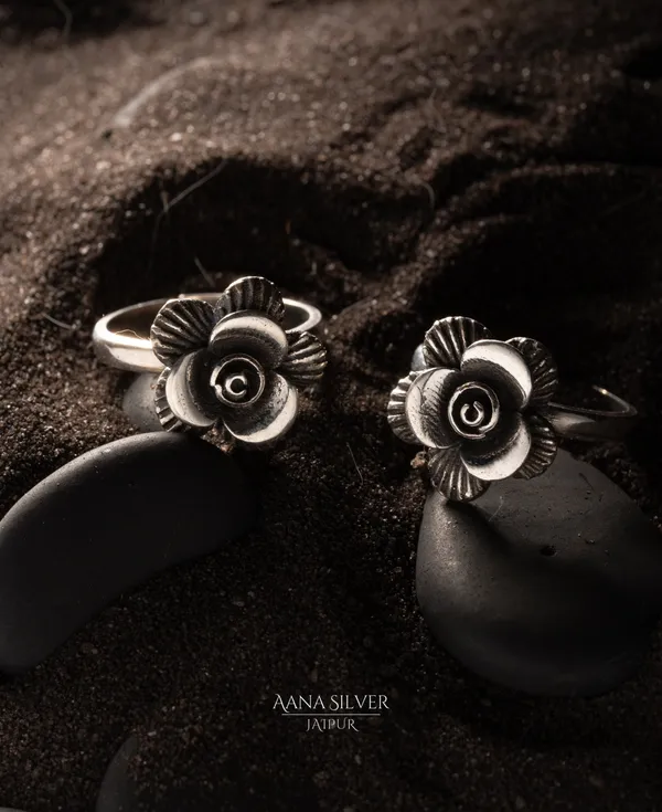 Aana_Statement_Layered_Flower_Toe_Rings