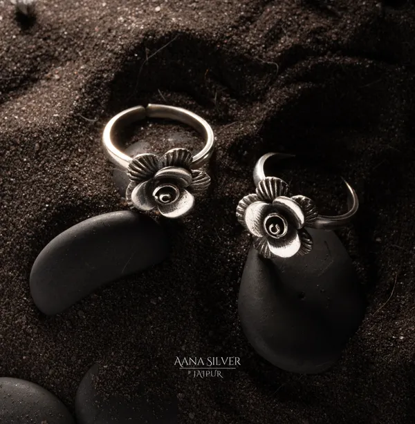 Aana_Statement_Layered_Flower_Toe_Rings