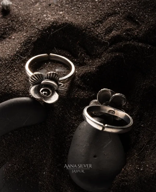 Aana_Statement_Layered_Flower_Toe_Rings