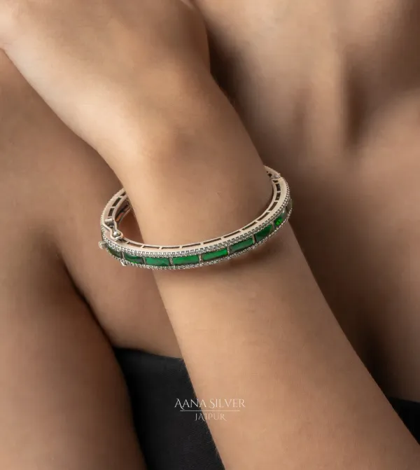 Saundarya_Royal_Emerald_Kundan_Bangle_Kada