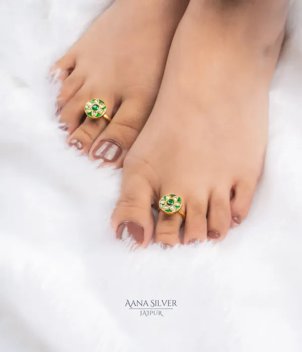 Swarna_Embossed_Emerald_Kundan_Toe_Rings