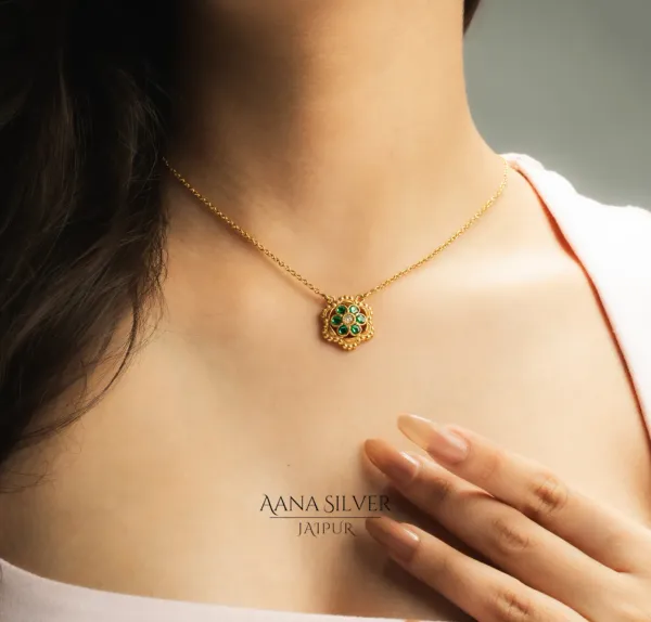 Swarna_Emerald_Quartz_Flower_Necklace_Set