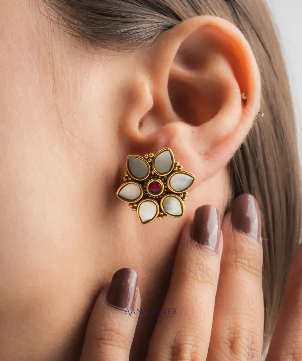 Swarna_Minimalistic_Flower_Kundan_Earrings