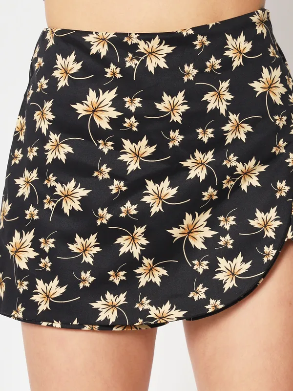 Zastraa_Women_High-Rise_Floral_Printed_Skorts