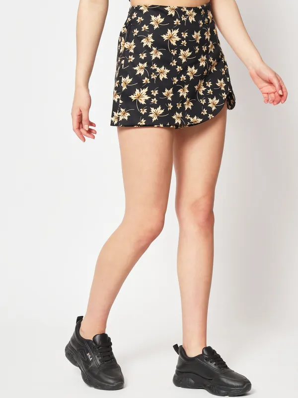 Zastraa_Women_High-Rise_Floral_Printed_Skorts