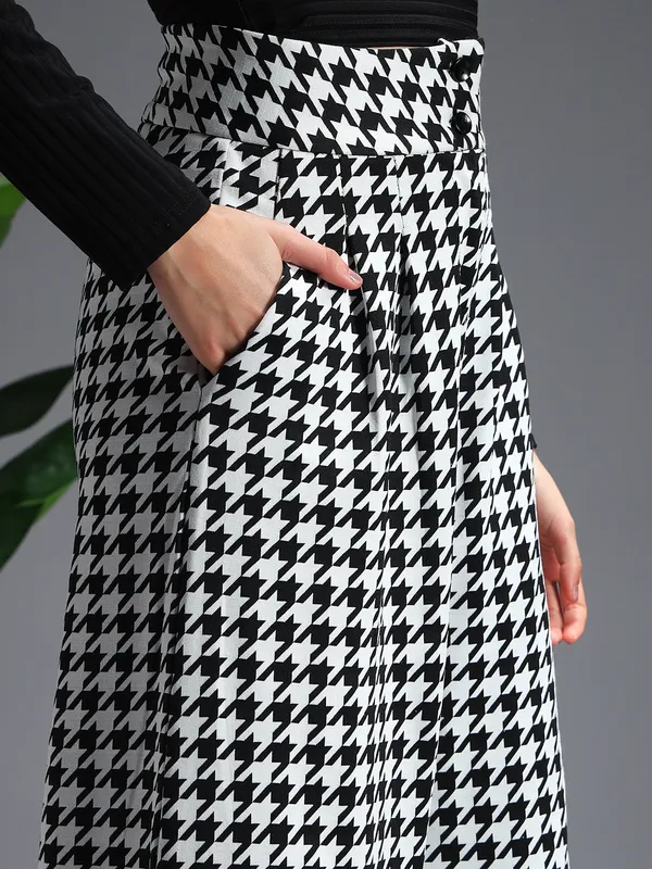 Zastraa_Black_High_Waist_Darted_Korean_Pants