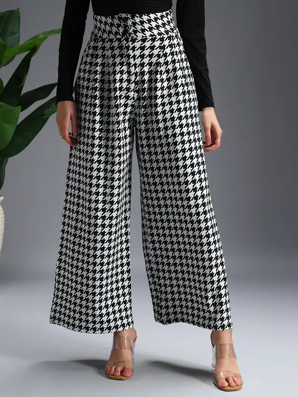Zastraa_Black_High_Waist_Darted_Korean_Pants