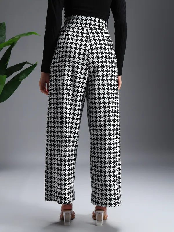 Zastraa_Black_High_Waist_Darted_Korean_Pants