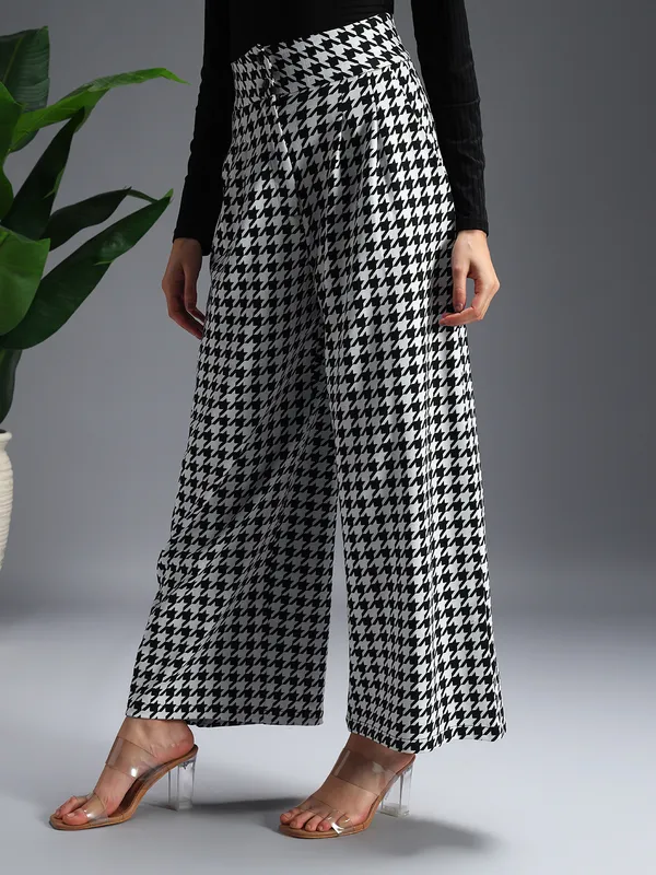 Zastraa_Black_High_Waist_Darted_Korean_Pants