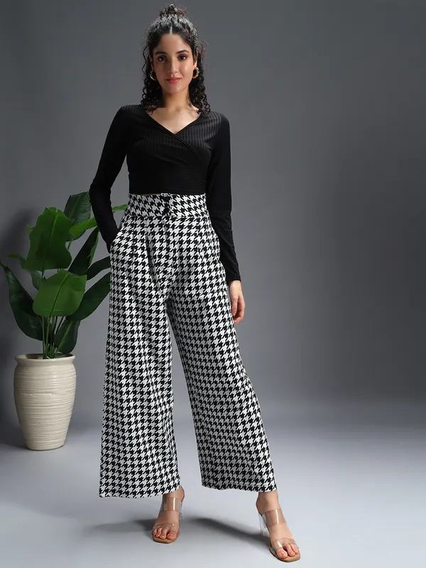 Zastraa_Black_High_Waist_Darted_Korean_Pants