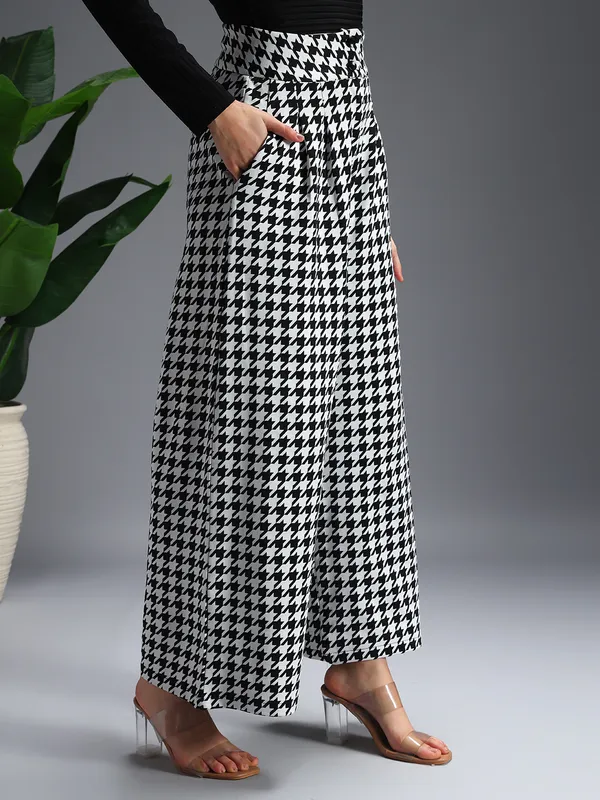 Zastraa_Black_High_Waist_Darted_Korean_Pants
