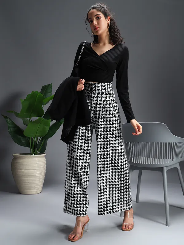 Zastraa_Black_High_Waist_Darted_Korean_Pants