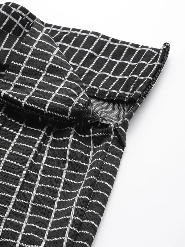 Zastraa_Women_Checked_Smart_Slim_Fit_High-Rise_Trousers