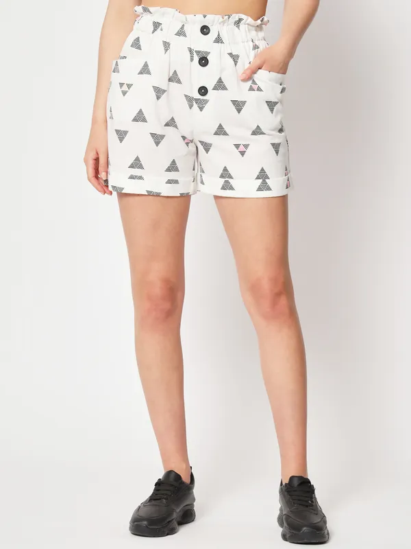 Zastraa_Women_White_Geometric_Printed_Slim_Fit_High-Rise_Pure_Cotton_Shorts