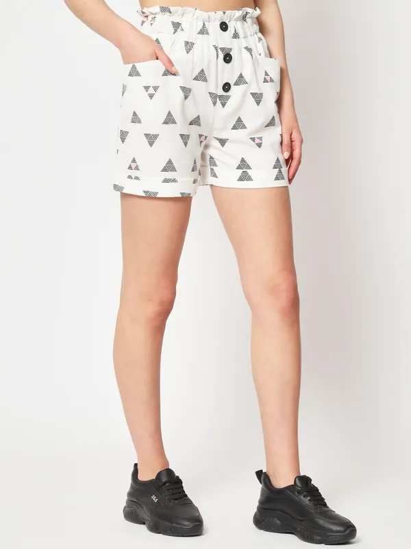Zastraa_Women_White_Geometric_Printed_Slim_Fit_High-Rise_Pure_Cotton_Shorts