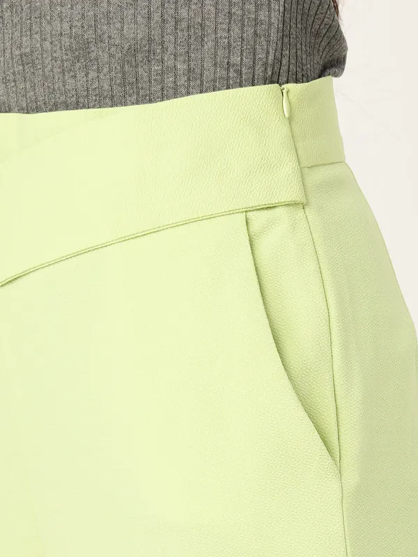 Zastraa_Women_Green_Solid_Smart_High-Rise_Parallel_Trousers