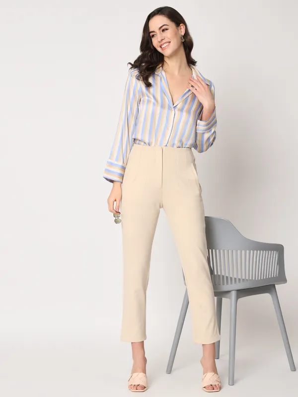 Zastraa_Women_Beige_Urban_Slim_Slim_Fit_High-Rise_Cropped_Trousers