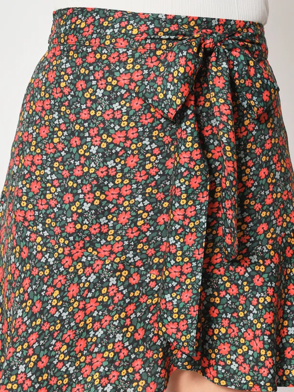 Zastraa_Black_&_Orange-Coloured_Floral_Printed_A-Line_Mini_Skirt