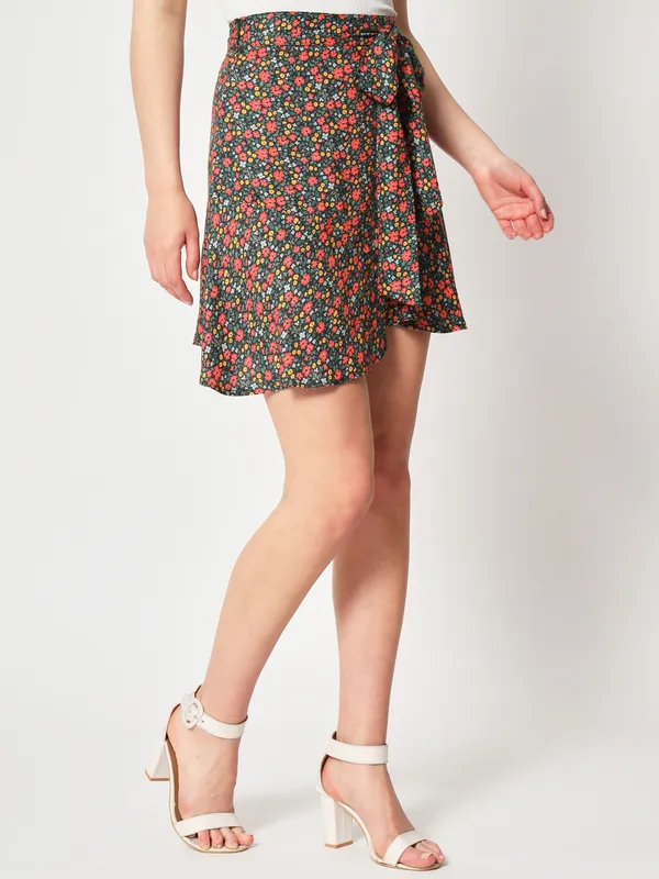 Zastraa_Black_&_Orange-Coloured_Floral_Printed_A-Line_Mini_Skirt