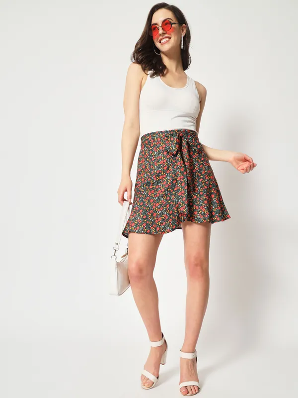 Zastraa_Black_&_Orange-Coloured_Floral_Printed_A-Line_Mini_Skirt