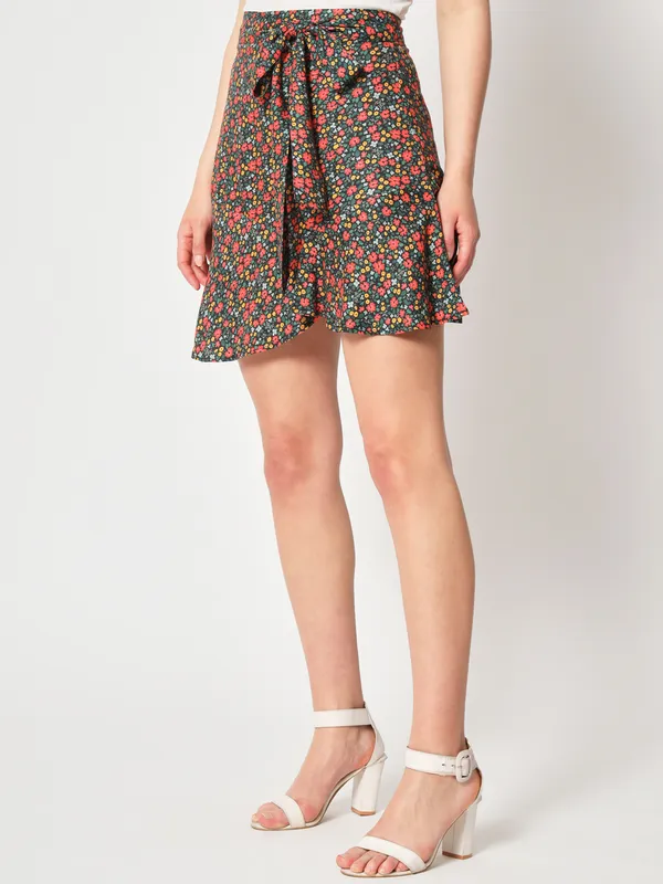 Zastraa_Black_&_Orange-Coloured_Floral_Printed_A-Line_Mini_Skirt