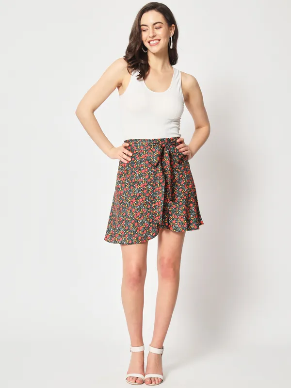 Zastraa_Black_&_Orange-Coloured_Floral_Printed_A-Line_Mini_Skirt