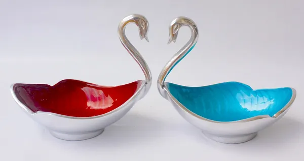 Pack_of_1_Piece_Red_Handcrafted_Metal_Swan_Decorative_Dry_Fruits_Bowl_for_Serving_&_Centerpiece