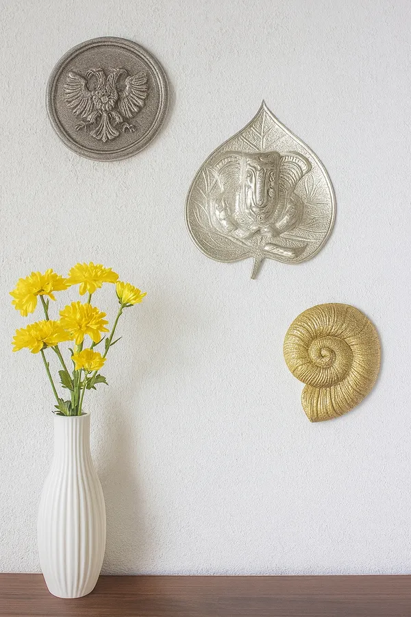 Pack_of_1_Piece_Brass_Silver_Wall_Hanging_Ganesha_on_Leaf_for_Pooja_Room_and_Decoration