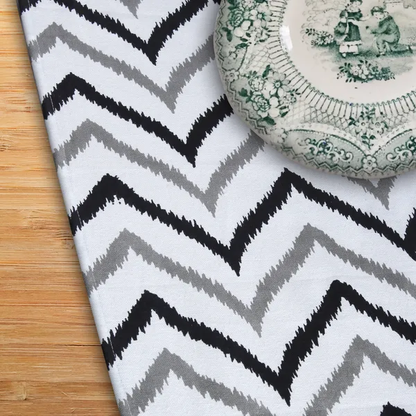 Pack_of_5,_7_&_9_Pieces_Cotton_Black_Chevron_Printed_Table_Runner_with_Place_Mat_for_Dining_&_Center_Table