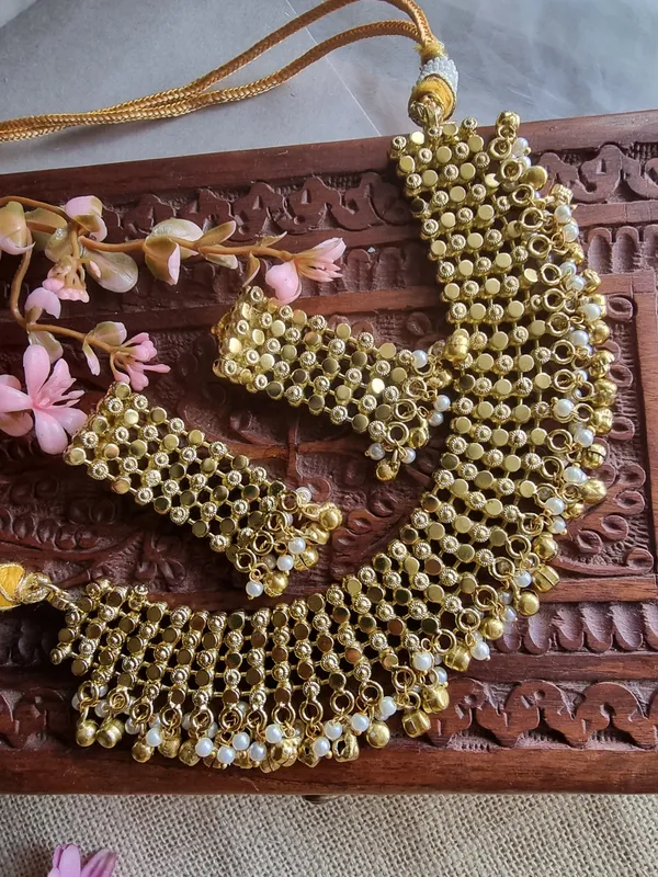 MANDAKINI_GOLD_PLATED_HANDMADE_BRASS_NECKLACE_WITH_EARRINGS