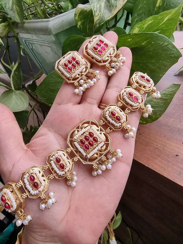 ANAHIRA_GOLD_PLATED_RED_KEMP_STONE_CHOKER_SET_WITH_EARRINGS