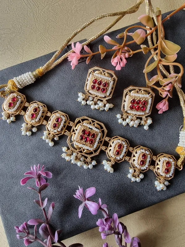 ANAHIRA_GOLD_PLATED_RED_KEMP_STONE_CHOKER_SET_WITH_EARRINGS