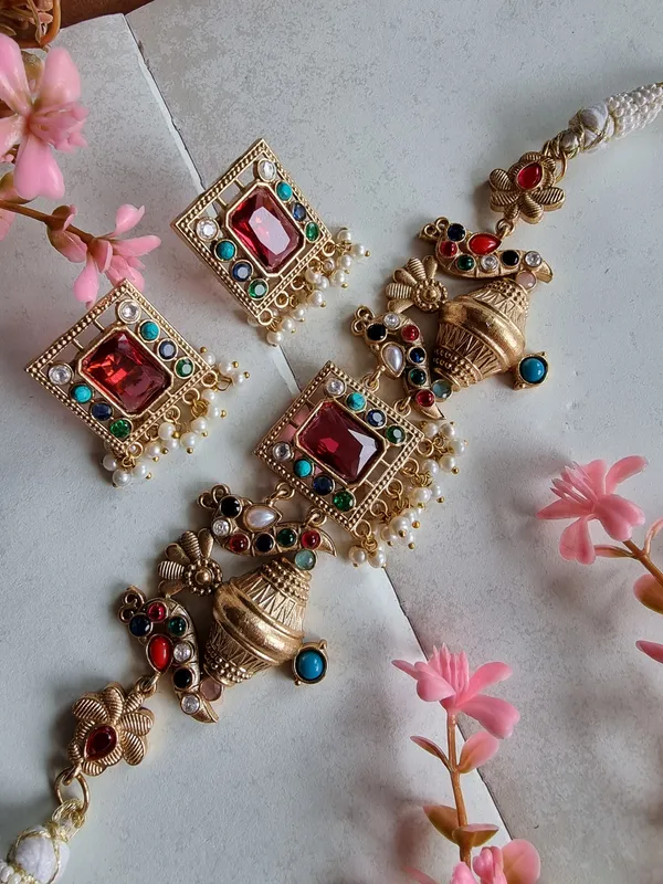CHARULATA_GOLD_PLATED_NAVRATAN_CHOKER_SET_FOR_WOMEN