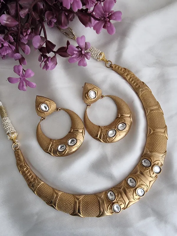 Manika_Gold_Plated_Hasli_Set__With_Earrings_For_Women