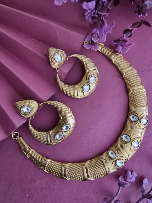 Manika_Gold_Plated_Hasli_Set__With_Earrings_For_Women