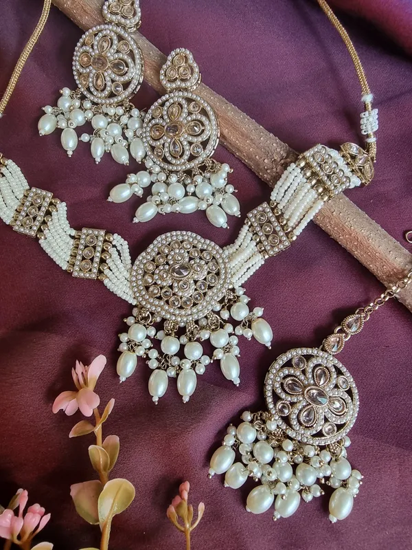 NOORI_JADAU_PEARL_NECKLACE_SET_WITH_EARRINGS_AND_MANGTIKA_FOR_WOMEN