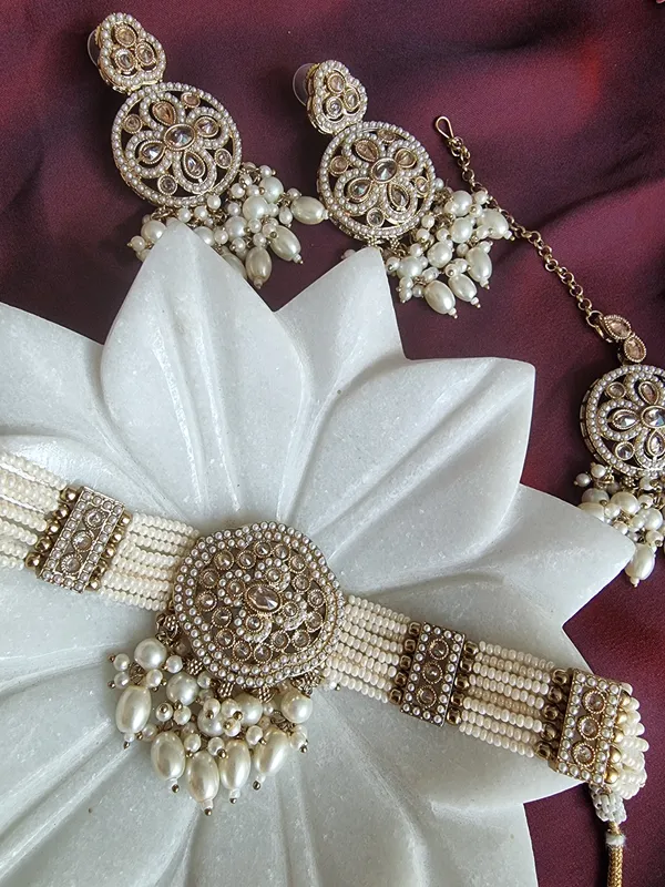NOORI_JADAU_PEARL_NECKLACE_SET_WITH_EARRINGS_AND_MANGTIKA_FOR_WOMEN